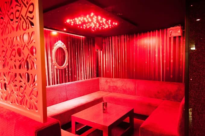 Crowd singing along to 80s hits