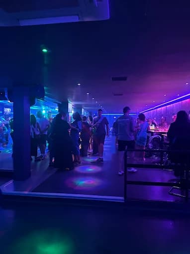 Dancefloor confetti moment